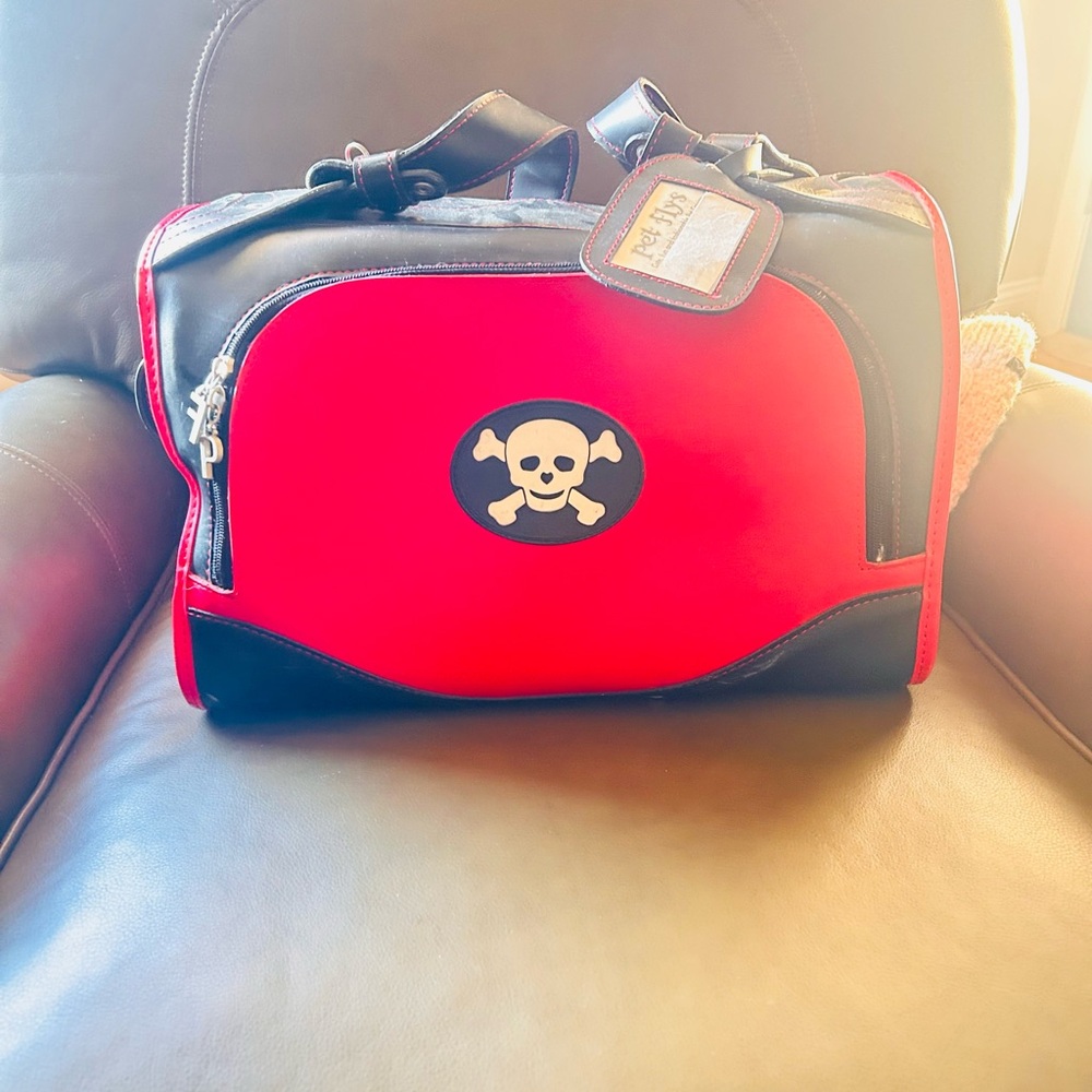 Pet Flys Pet Carrier - Scull & Crossbones